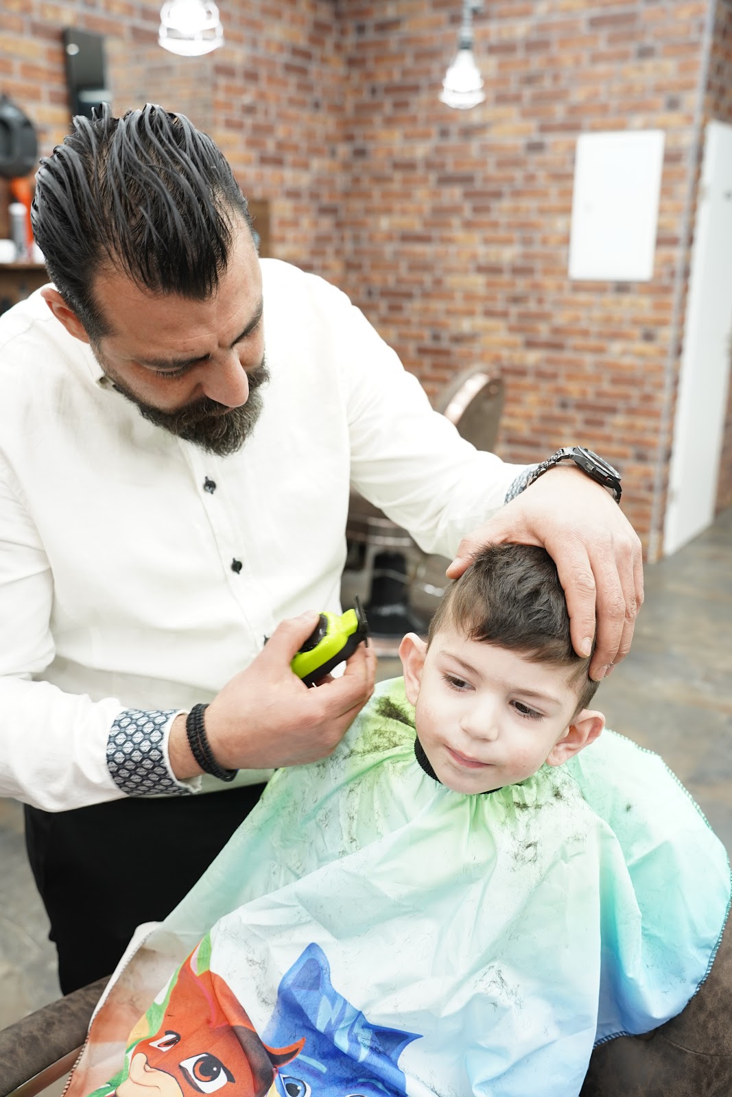 Barber bei der Arbeit im Salon