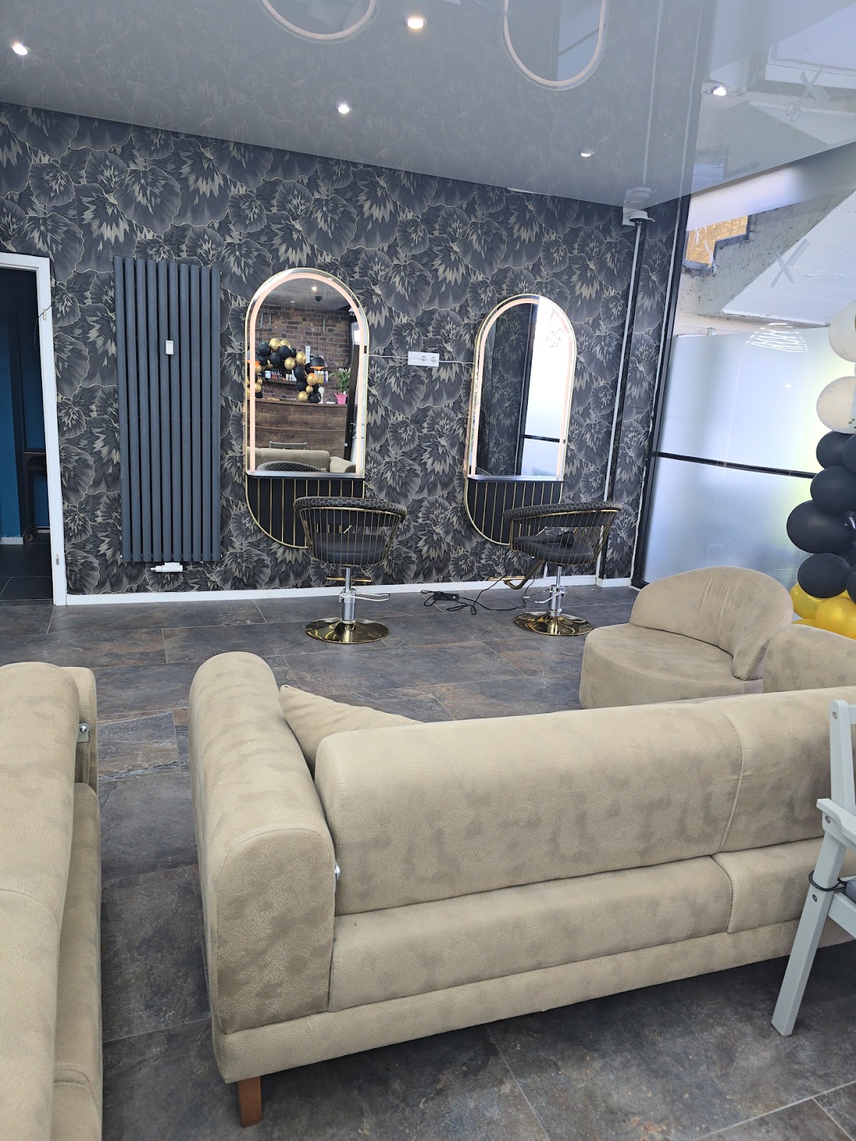 Moderne Salonatmosphäre mit Styling-Stationen